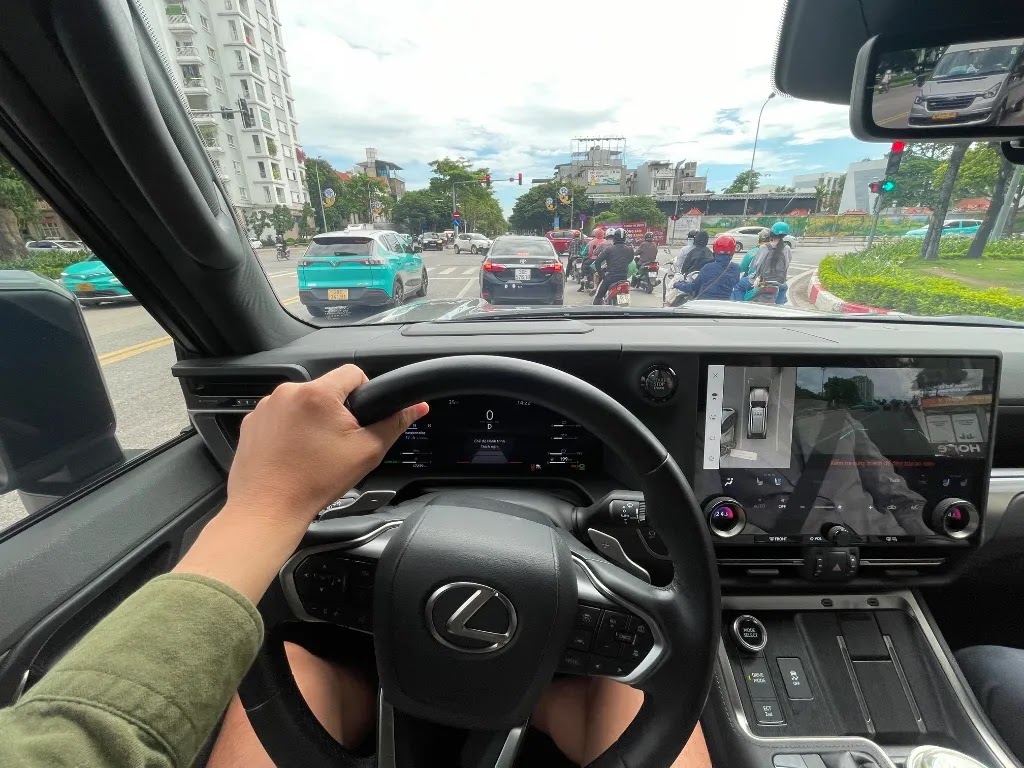Lexus, khoang nội thất, góc nhìn tài xế, giao thông