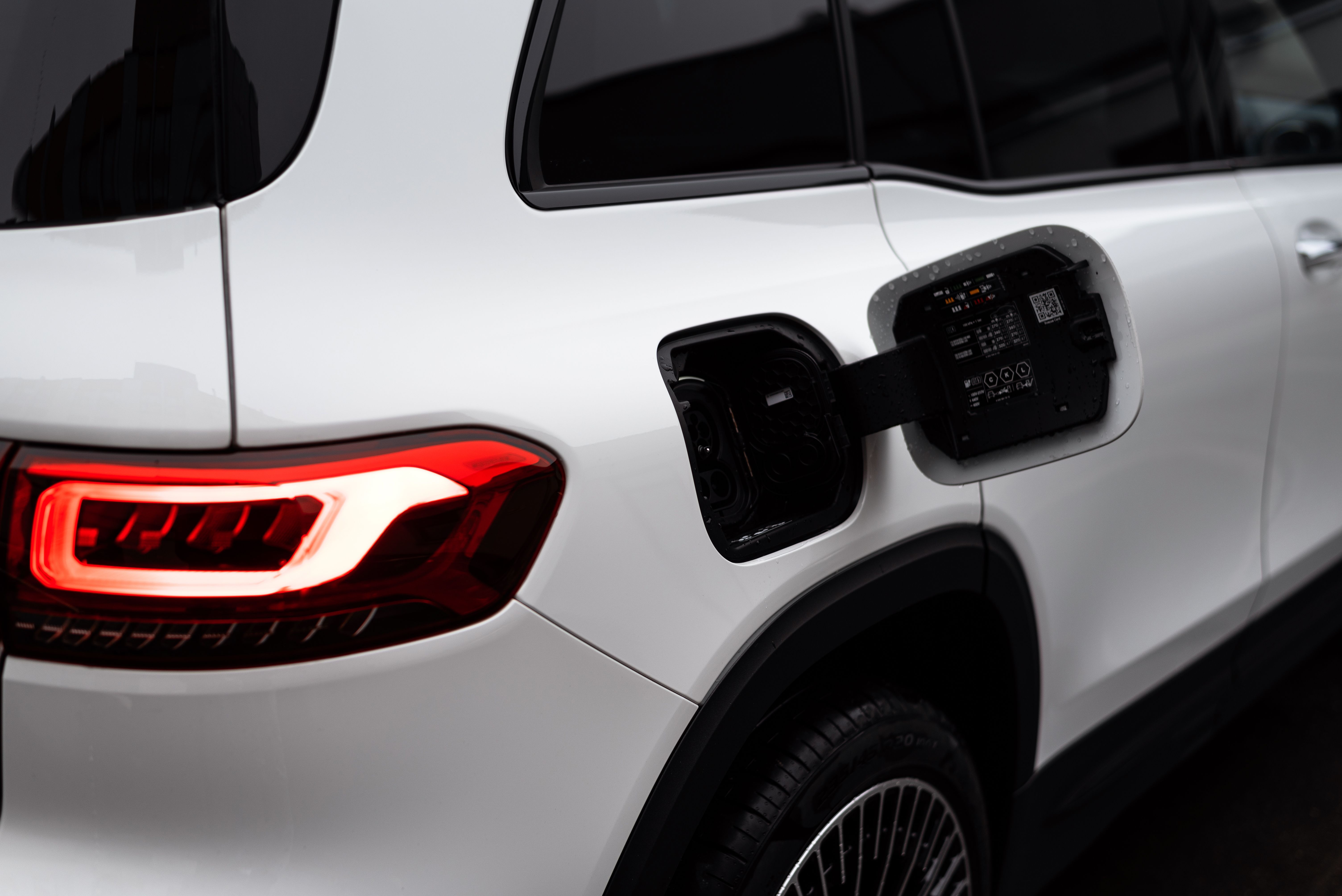 So sánh xe điện và xe xăng năm 2026